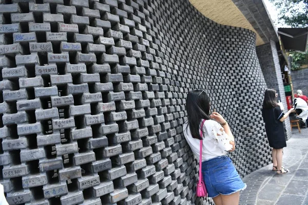 観光客は クアン Zhai 路地で落書きで覆われたタイル張りの壁で写真を撮る 南西部 中国の四川省 6月26日に 保護の下に来る有名な文化サイト 2017 — ストック写真