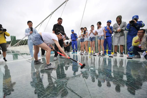 Chinese Woman Smashes Piece Glass Sledgehammer Safety Test World Longest — Stock Photo, Image