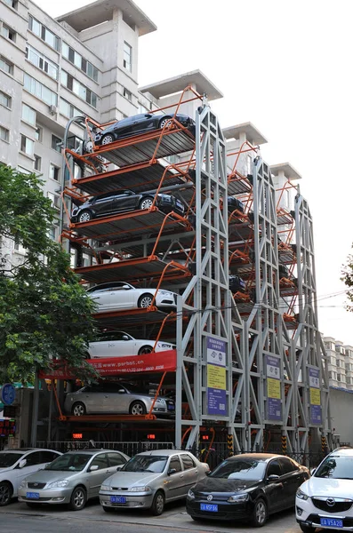 Los Coches Están Estacionados Estacionamiento Ocho Pisos Estilo Noria Ciudad — Foto de Stock