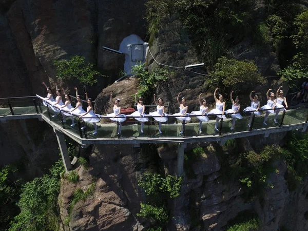 Balett Entusiaster Dansa Ett Glas Skywalk Som Kan Spela Melodi — Stockfoto