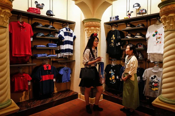 Kinesiska Kunder Butik World Disney Store Disneytown Shanghai Disney Resort — Stockfoto