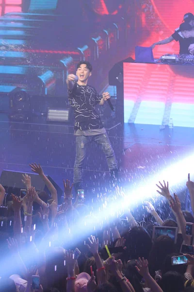 Tagja Dél Koreai Bálvány Csoport Aomg Végzi Koncert Sanghajban Kínában — Stock Fotó