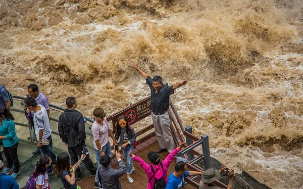 Turistas Assistem Hutiaoxia Tiger Leaping Gorge Diqing Prefeitura Autônoma Tibetana — Fotografia de Stock