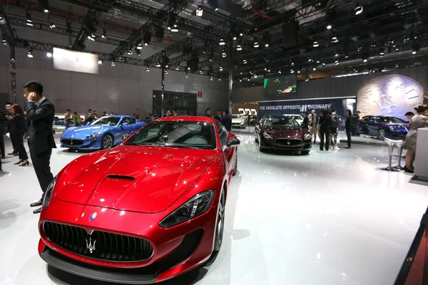 Los Visitantes Observan Los Coches Maserati Expuestos Durante 16ª Exposición — Foto de Stock