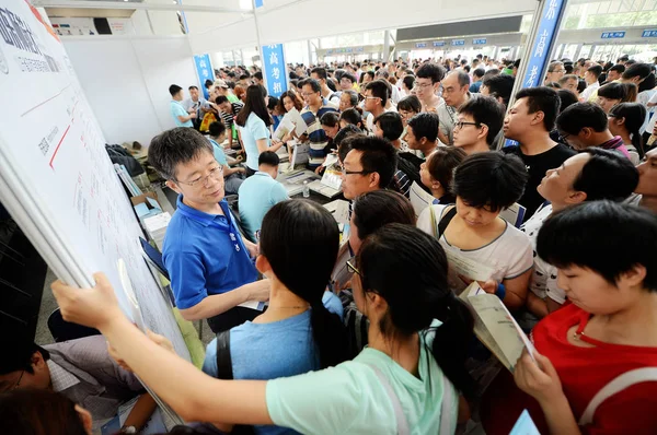 Students Parents Crowd College University Aspiration Consultation Recruitment Information Nan — Stock Photo, Image