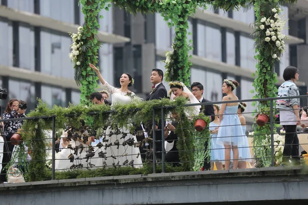 Parejas Recién Casados Participan Una Ceremonia Boda Grupal Sede Del — Foto de Stock