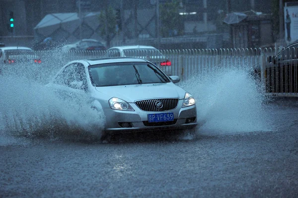 Αυτοκίνητα Ταξιδεύουν Πλημμυρισμένο Δρόμο Βαριά Βροχή Στο Πεκίνο Κίνα Ιουλίου — Φωτογραφία Αρχείου