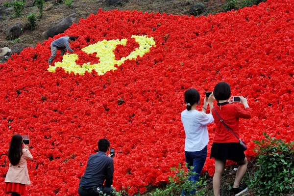 Китайські Туристи Фотографує Квіти Дисплеї Формі Прапора Комуністичної Партії Китаю — стокове фото