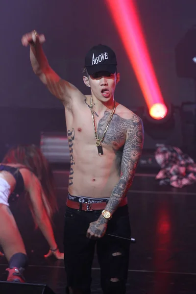 Medlem Sydkoreanska Idol Grupp Aomg Uppträder Deras Konsert Shanghai Kina — Stockfoto