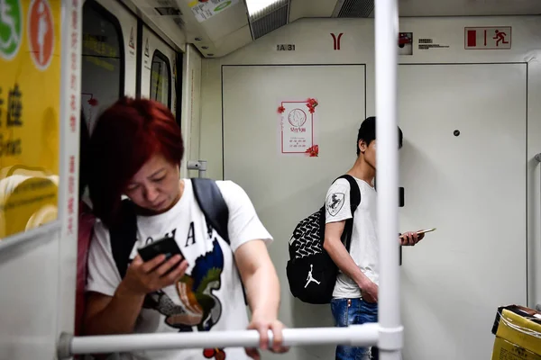 Passageiros São Retratados Trem Metrô Com Ladies Linha Metrô Cidade — Fotografia de Stock