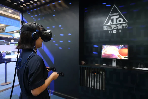 Visitante Prueba Dispositivo Realidad Virtual Para Experimentar Las Compras Virtuales — Foto de Stock