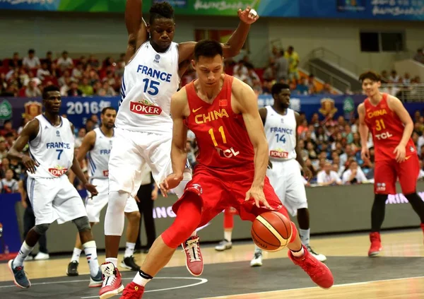 Jianlian China Frente Desafía Jugador Francia Durante Partido Del Campeonato — Foto de Stock