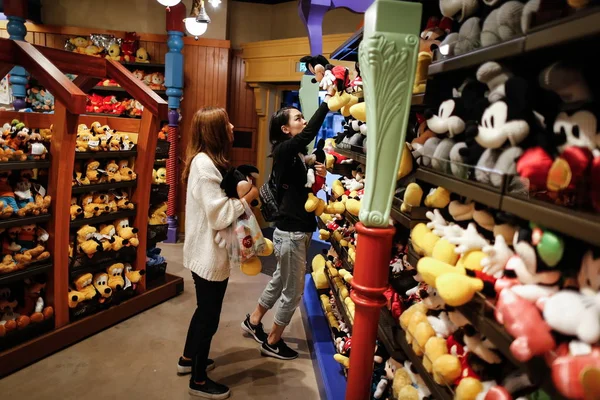 Clientes Chinos Compran Tienda World Disney Disneytown Shanghai Disney Resort —  Fotos de Stock