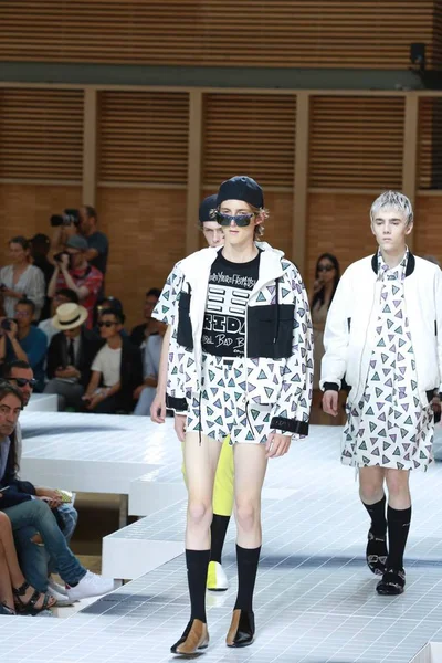 Modellen Weer Nieuwe Creaties Fashion Show Van Kenzo Tijdens Parijs — Stockfoto