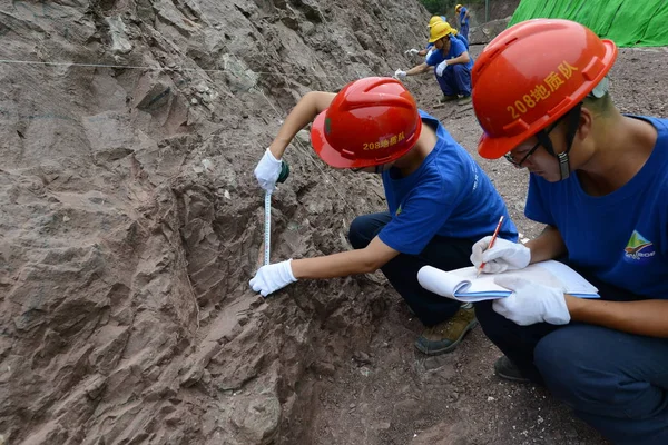 2017年6月27日 中国重庆市云阳县蒲安镇老君村的发掘现场 中国工人在一面长150米 深2米 高8米的城墙上发掘出恐龙化石 — 图库照片