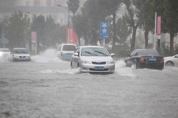 Αυτοκίνητα Ταξιδεύουν Πλημμυρισμένο Δρόμο Βαριά Βροχή Στην Τιαντζίν Κίνα Ιουλίου — Φωτογραφία Αρχείου