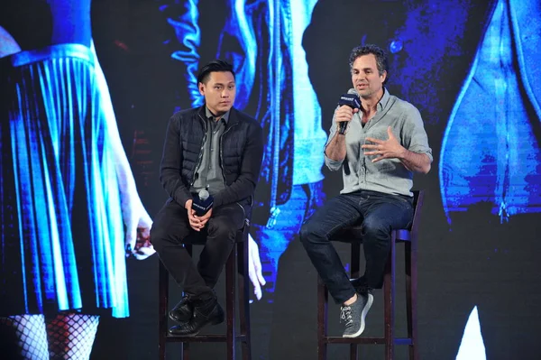 American Actor Mark Ruffalo Right Director Jon Chu Attend Press — Stock Photo, Image