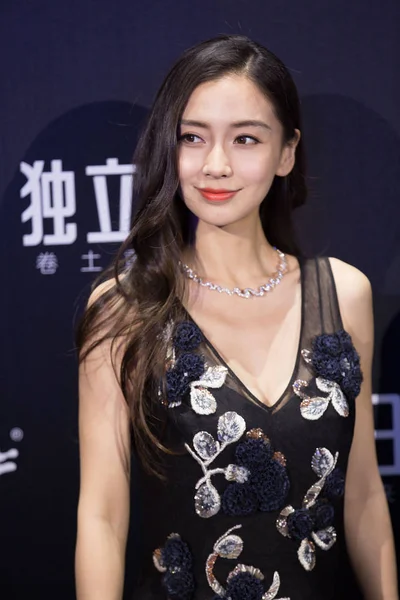 香港模特兼女演员安格巴比在2016年6月22日于中国北京举行的新片 独立日 的中国首映式上摆姿势 — 图库照片