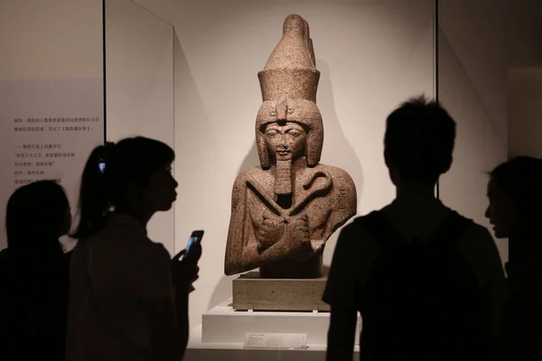 Visitantes Olham Para Estátua Ramsés Egito Exibida Durante Exposição Uma — Fotografia de Stock