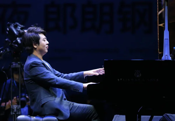 中国钢琴家郎朗在中国东部江苏省南通市举行的音乐会上表演 2016年7月24日 — 图库照片