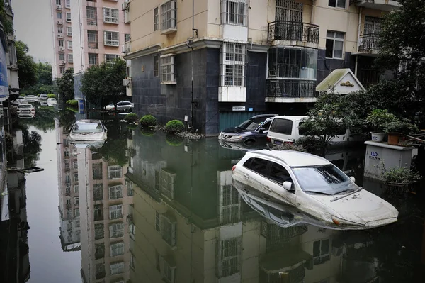 Particuliere Auto Worden Ondergedompeld Door Water Een Watergelogde Woonwijk Wuhan — Stockfoto