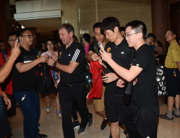 2016年7月20日 韩国退役足球明星朴智星 在中国上海浦东嘉里大酒店为球迷签名 — 图库照片