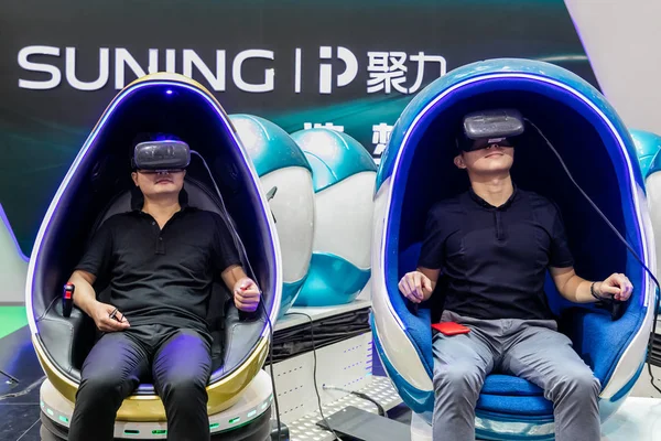 Κινέζοι Επισκέπτες Δοκιμάσουν Εικονική Πραγματικότητα Συσκευές Κατά Διάρκεια Μιας Έκθεσης — Φωτογραφία Αρχείου