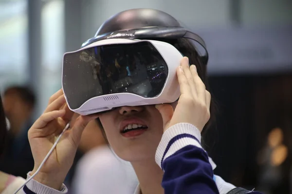 Visitatore Prova Dispositivo Virtual Reality Durante International Consumer Electronics Show — Foto Stock
