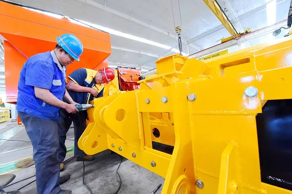 Trabajadores Chinos Montan Automóviles Línea Montaje Una Planta Automóviles Ciudad — Foto de Stock