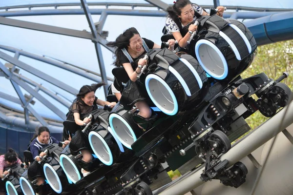Besucher Amüsieren Sich Auf Der Achterbahn Tomorrowland Shanghai Disneyland Während — Stockfoto