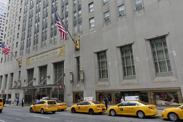 Des Taxis Sont Stationnés Devant Hôtel Waldorf Astoria New York — Photo