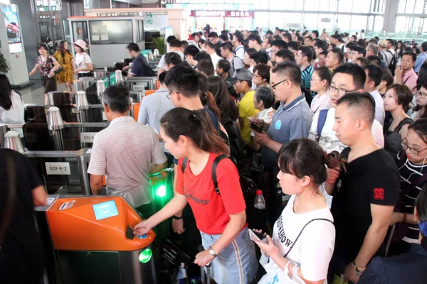 Una Multitud Pasajeros Chinos Hacen Cola Para Que Sus Billetes — Foto de Stock