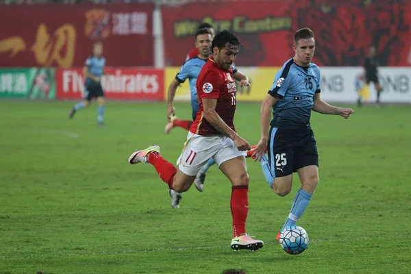 Ricardo Goulart Kinas Guangzhou Evergrande Vänster Dribblar Mot Aaron Calver — Stockfoto