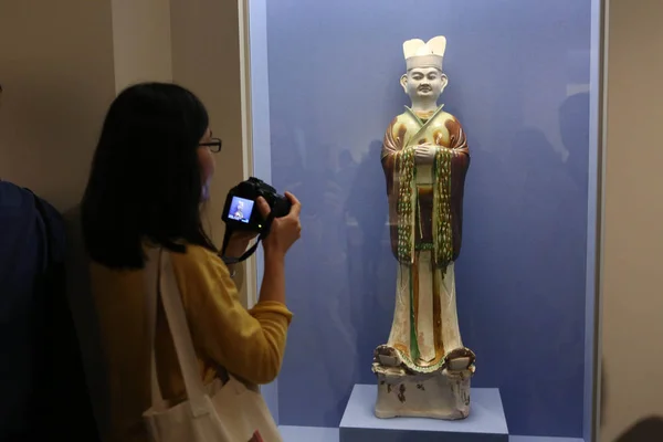 Visitante Olha Para Uma Estatueta Cerâmica Dinastia Tang 618 907 — Fotografia de Stock