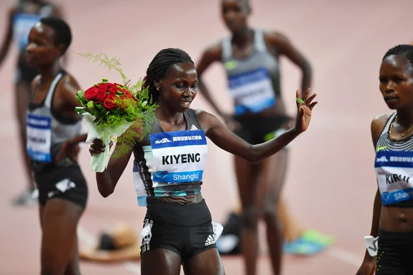 Hyvin Kiyeng Jepkemoi 上海にある Iaaf ダイヤモンドリーグ上海2016で女子 3000M Steeplechase を獲得した後 10月14日2016 — ストック写真