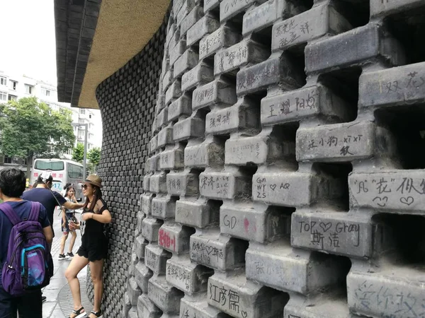 Ένας Τουρίστας Παίρνει Selfie Των Ένα Τοίχο Πλακάκια Που Καλύπτεται — Φωτογραφία Αρχείου