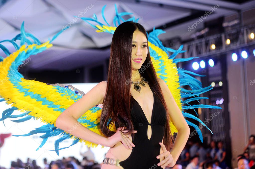 Una Sfilata Modelle Vestite Lingerie Durante Una Sfilata Moda