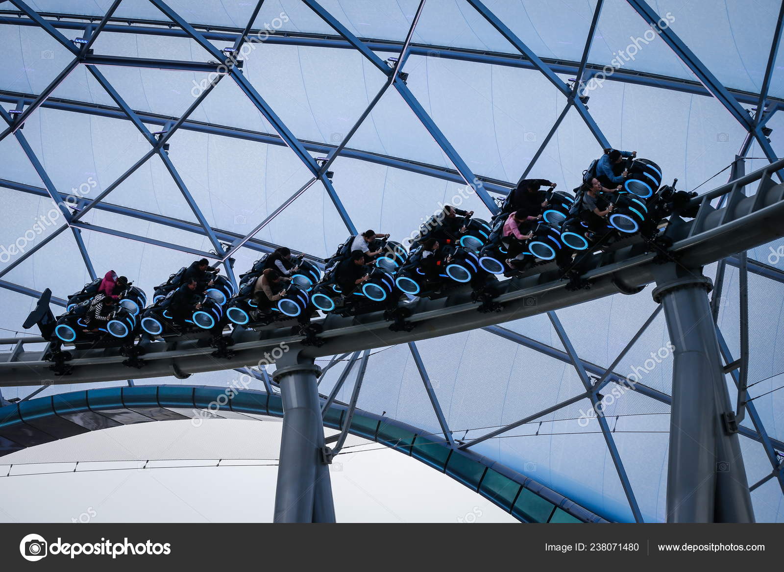 방문자가 상하이 디즈니랜드 랜드에서 코스터에 재미가 상하이 중국에서에서 상하이 디즈니 — 스톡 에디토리얼 사진 © IC Photo  #238071480