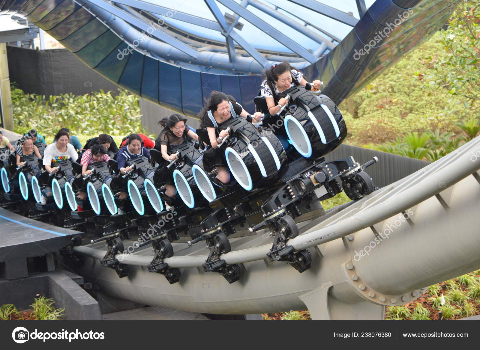 상하이 디즈니랜드의 상하이 디즈니 리조트에서 운영을 상하이에 위치한 랜드의 코스터에서 — 스톡 에디토리얼 사진 © IC Photo  #238076380