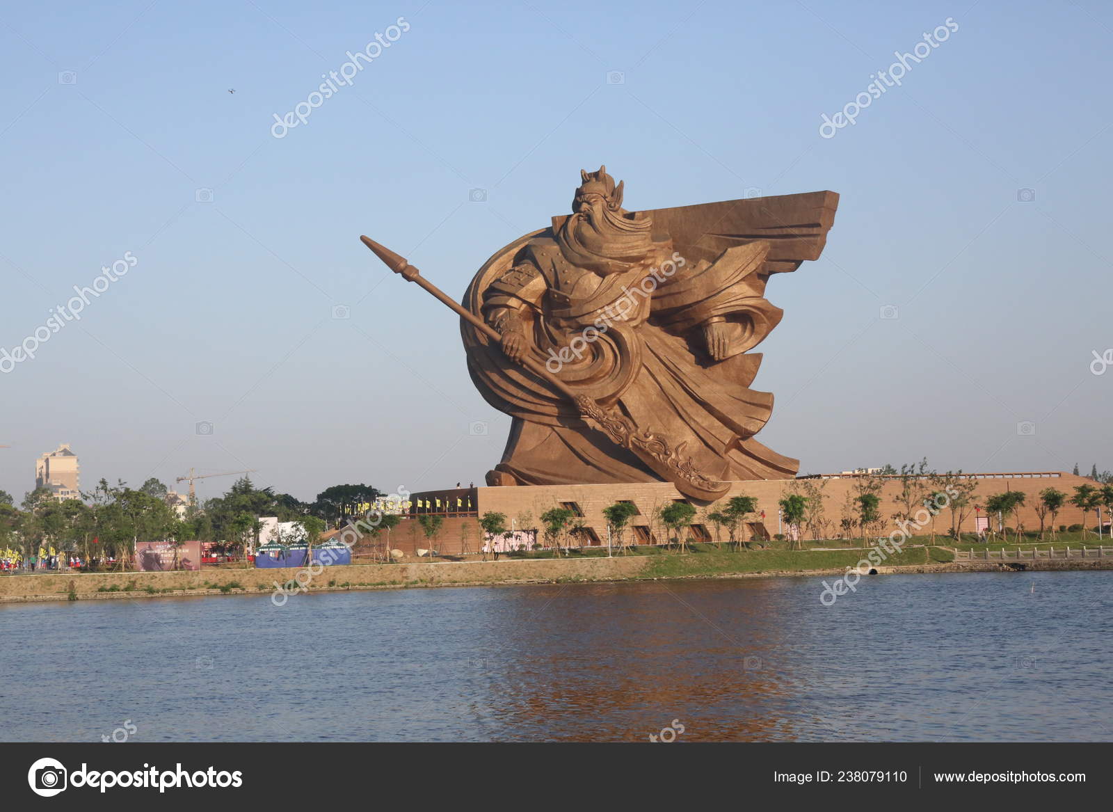 古代中国の荊の巨大な像は 中国の湖北省中央部にある関羽文化公園で