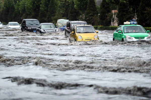 북부의 2016에서에서 폭우로 홍수가로에 자동차 — 스톡 사진