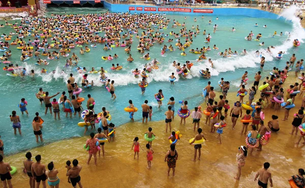 Vakantiegangers Menigte Een Zwembad Ook Bekend Als China Dode Zee — Stockfoto
