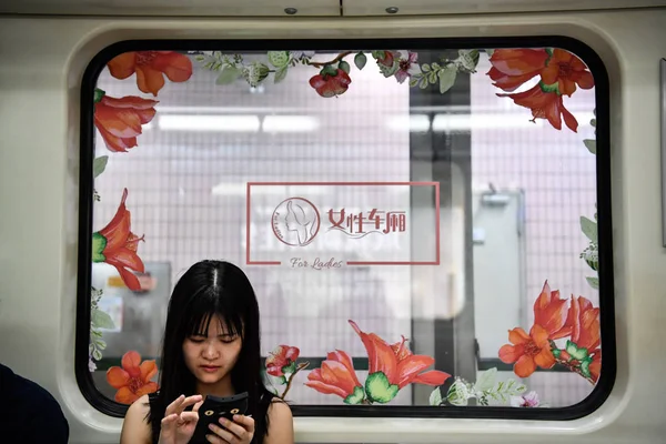 Uma Passageira Retratada Trem Metrô Com Ladies Linha Metrô Cidade — Fotografia de Stock