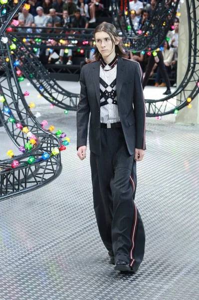 Una Modelo Muestra Una Nueva Creación Desfile Moda Dior Homme —  Fotos de Stock