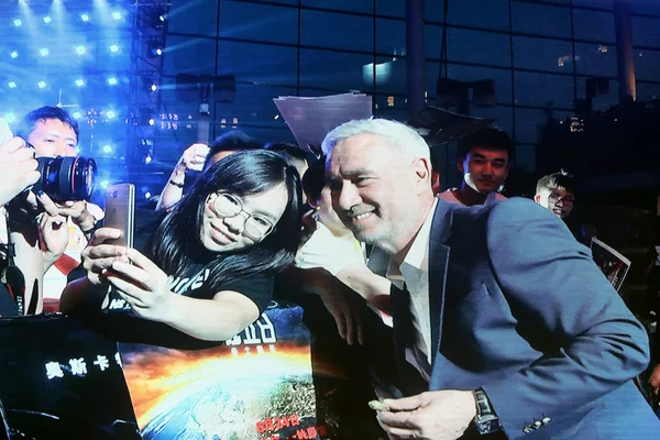 ドイツの映画監督ローランド エメリッヒ 彼の新しい映画 独立記念日 中国北京での中国初演でファンと Selfies ためにポーズ 2016 — ストック写真