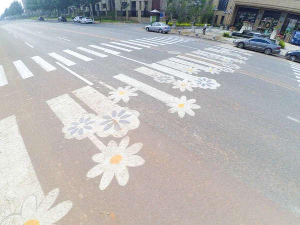 Een Bloemen Voetgangers Kruising Afgebeeld North Shouchuang Road Changchun City — Stockfoto