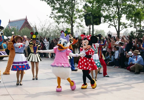 Entertainers Presteren Tijdens Een Parade Shanghai Disneyland Het Shanghai Disney — Stockfoto