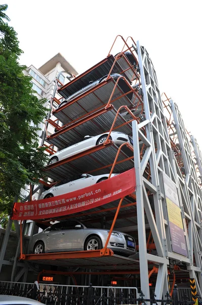 Los Coches Están Estacionados Estacionamiento Ocho Pisos Estilo Noria Ciudad — Foto de Stock