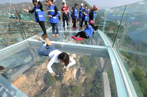 Turistas Visitam Plataforma Turismo Vidro Local Panorâmico Shilinxia Pequim China — Fotografia de Stock