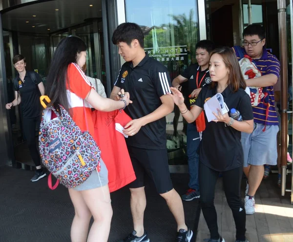 2016年7月20日 韩国退役足球明星朴智星在中国上海浦东嘉里大酒店为球迷签名 — 图库照片